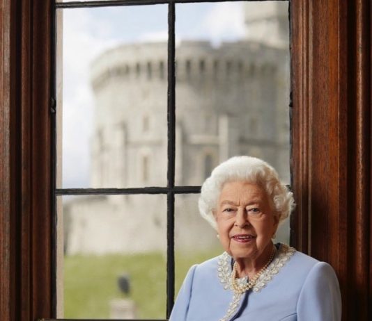 Queen Elizabeth II Platinum Jubilee Portrait Released To mark the beginning of the Platinum Jubilee Celebration Weekend, a new portrait of The Queen has been released. The photograph was taken by Ranald Mackechnie at Windsor Castle on 25 May. Captured in the background are the Castle’s Round Tower, and the statue of King Charles II which stands in the Quadrangle of the Castle.