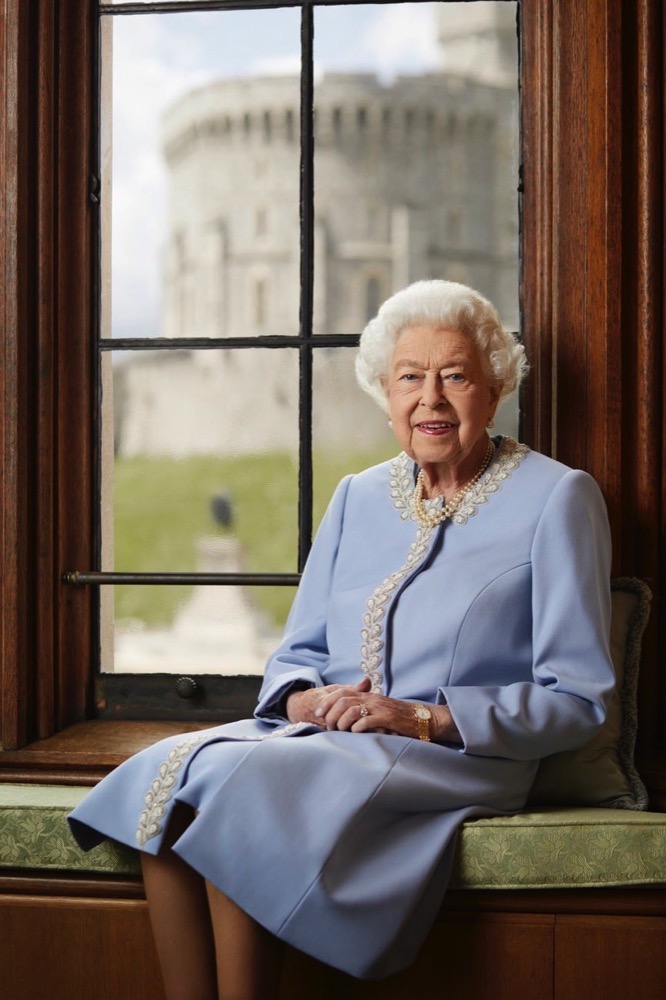 To mark the beginning of the Platinum Jubilee Celebration Weekend, a new portrait of The Queen has been released. The photograph was taken by Ranald Mackechnie at Windsor Castle on 25 May. Captured in the background are the Castle’s Round Tower, and the statue of King Charles II which stands in the Quadrangle of the Castle.