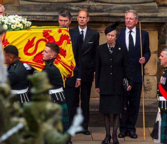 Plans for Public to Watch Her Majesty The Queen’s Funeral The Princess Royal, The Earl of Wessex, the Duke of York and Vice Admiral Sir Timothy Laurence, watch as the coffin of the Queen is brought into the Palace of Holyroodhouse
