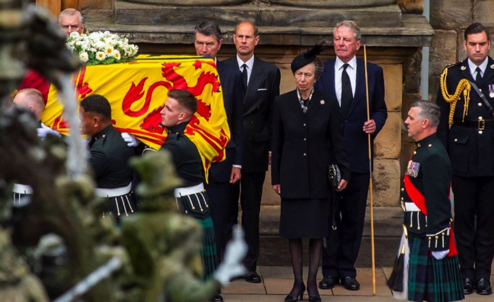 The Princess Royal, The Earl of Wessex, the Duke of York and Vice Admiral Sir Timothy Laurence, watch as the coffin of the Queen is brought into the Palace of Holyroodhouse