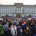 London, England, UK. 8th Sep, 2022. Crowds gather outside Buckingham Palace to pay their respects as Queen Elizabeth II dies, aged 96. (Credit Image: © Vuk Valcic/ZUMA Press Wire)