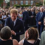 Windsor, UK. 10th September, 2022. Prince Harry, the Duke of Sussex, greets well-wishers on the Long Walk outside Windsor Castle. Crowds gathered to pay tribute to Queen Elizabeth II, the UK’s longest-serving monarch, who died at Balmoral aged 96 on 8th S